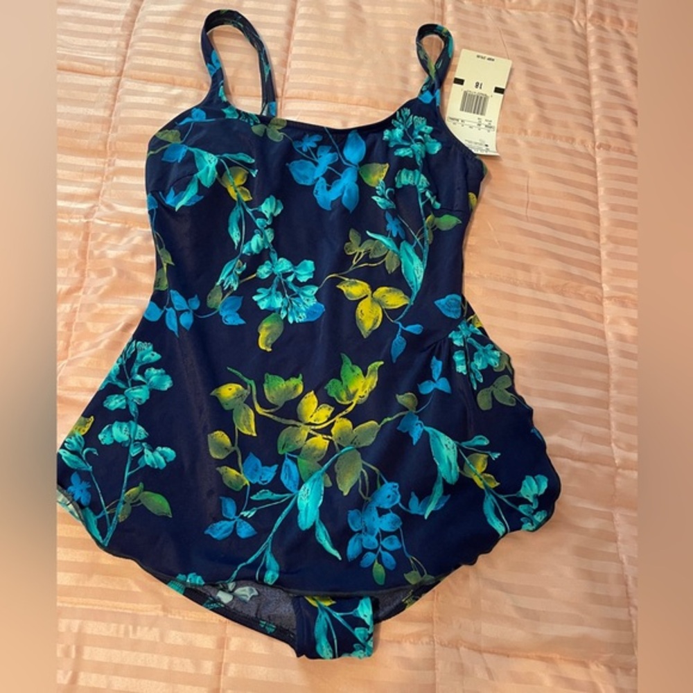 Jantzen Classics NWT blue floral one piece swimsuit with front skirt. Size 18.